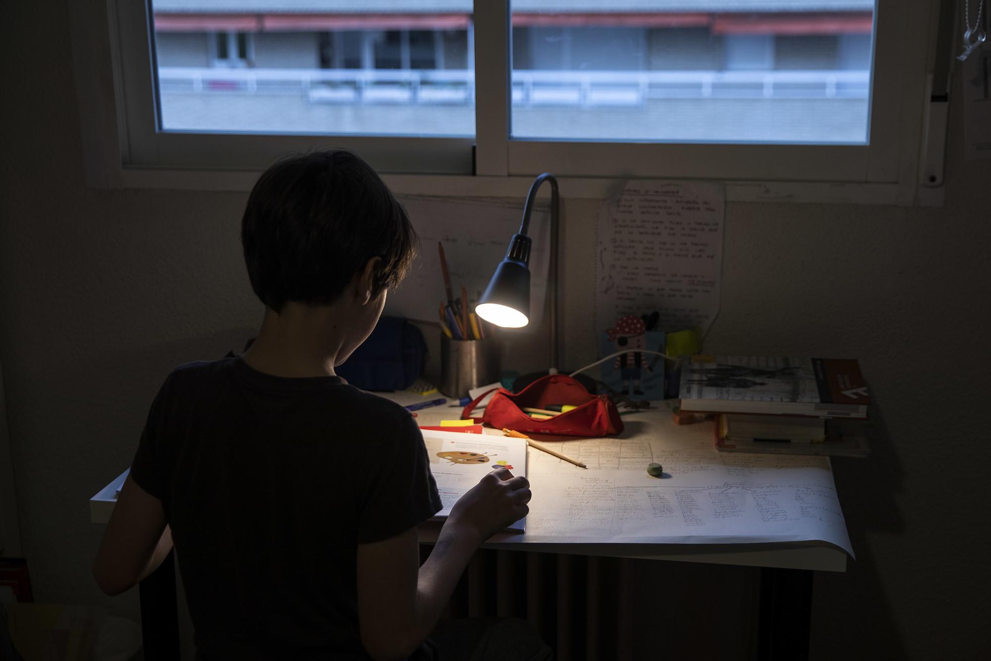 Niño estudiando cuarentena